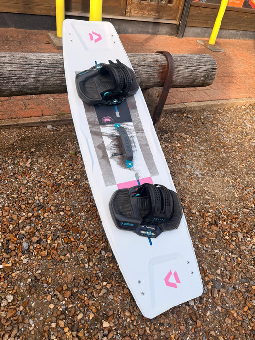 Duotone Soleil Ladies kiteboard 128/37cm with Entity straps