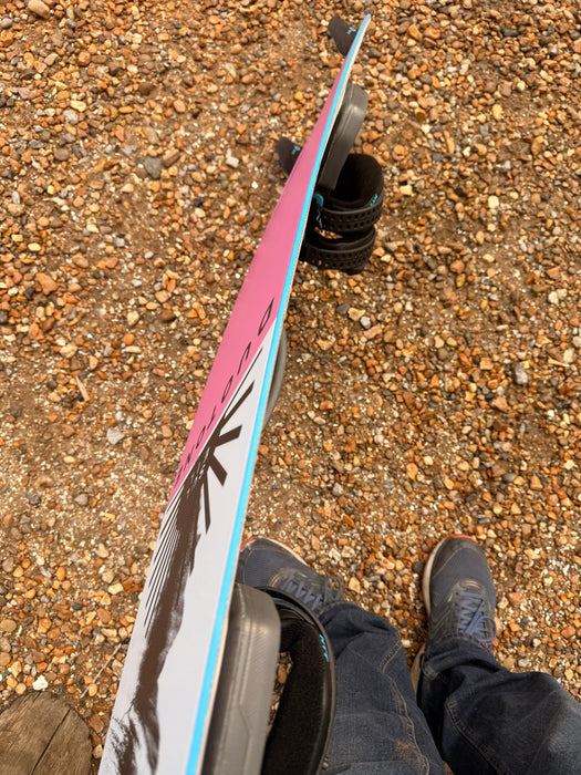 Duotone Soleil Ladies kiteboard 128/37cm with Entity straps