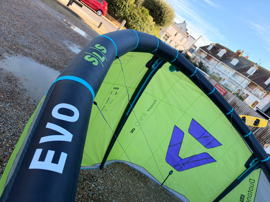EVO and SLS branding on the leading edge of the Duotone Evo SLS 10m kite