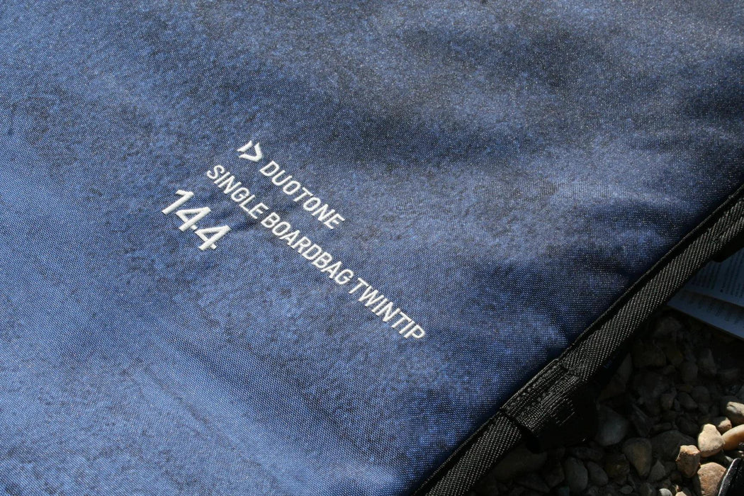 Duotone blue single boardbag for twintip kiteboards, size 144, outdoor close-up