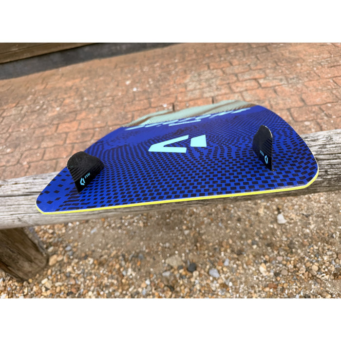 Duotone Spike base with FS 5.0 fins fitted