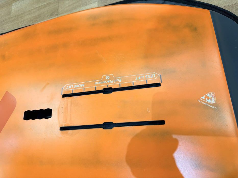 Ensis Rock 'n' Roll 107 deck stance area with carbon construction badge and foil position markings