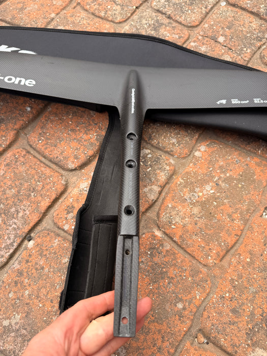 F-one Sk8 V2 850 Titan connection bar showing 3x M6-32mm screw specification, serial number SK8V2 850-2504002 and Carving is (still) not a crime inscription