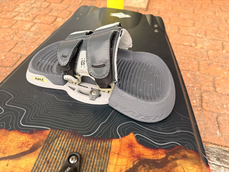 Naish Monarch kiteboard with Apex grey footstraps, black and wood grain design