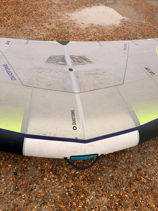 Close detail of the used Duotone Unit canopy panels and stitching