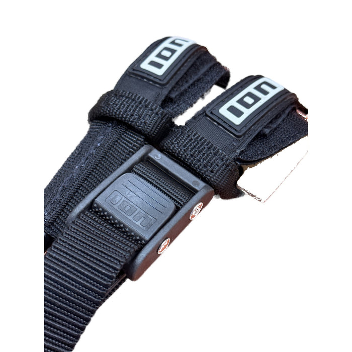 Close-up of the ION cam-lock buckle on the black Vario Race 2.0 windsurf harness lines